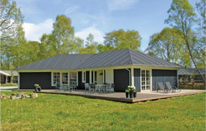 4 Bedroom Cozy Home In Grenaa